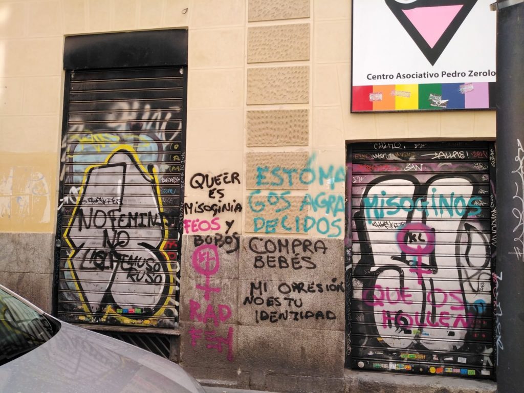 fachada de cogam con pintadas transfóbicas 2